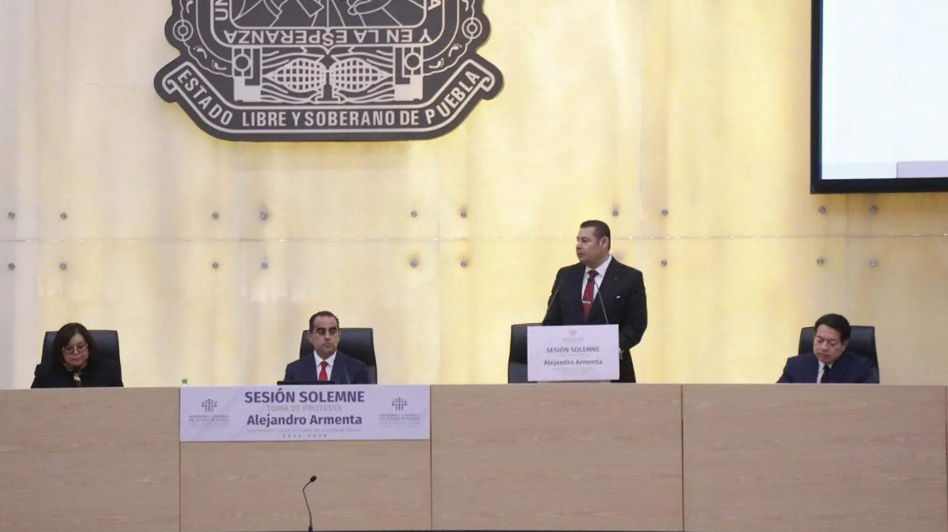 Alejandro Armenta Mier rinde protesta